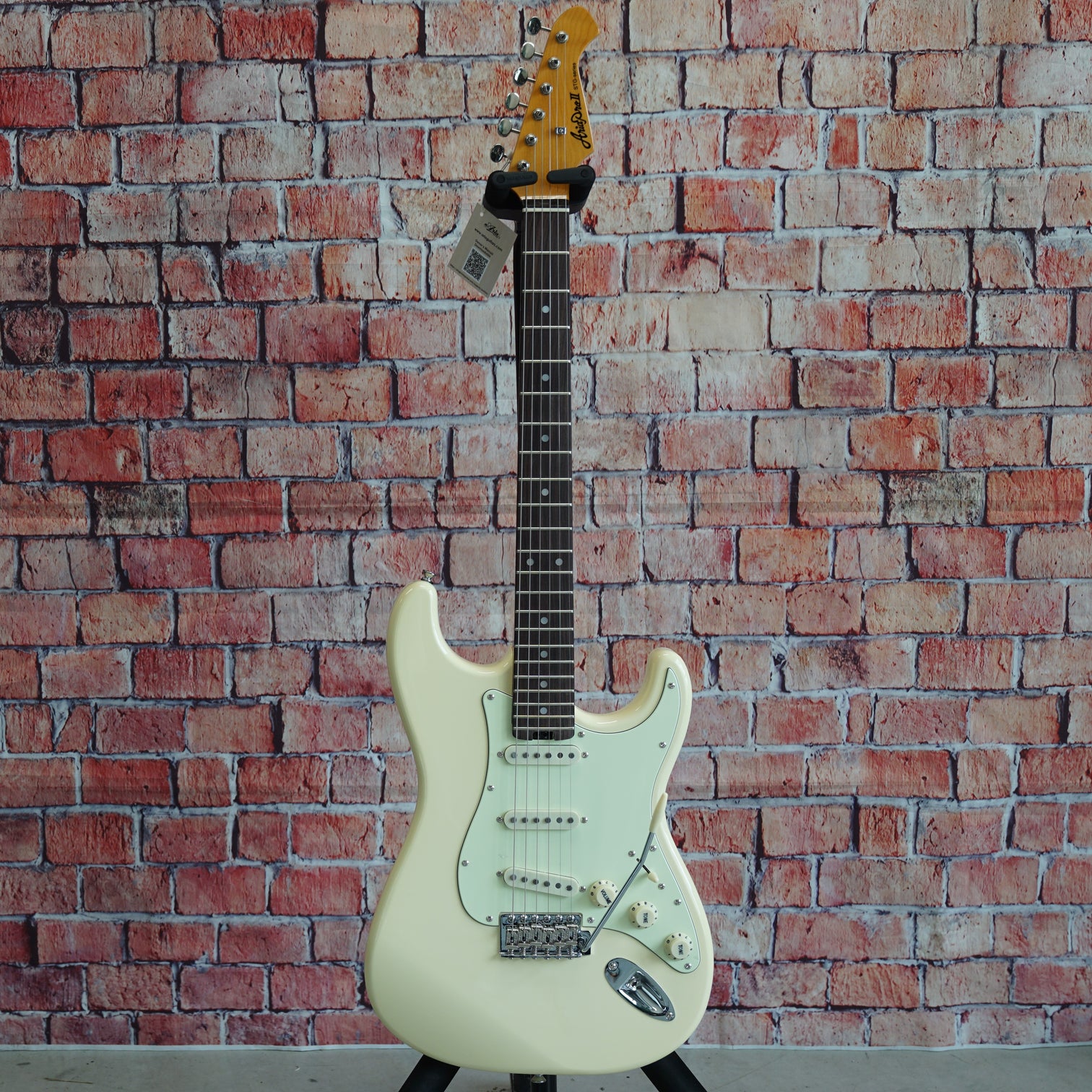 Aria STG-62 Modern Classic Stratocaster - Vintage White