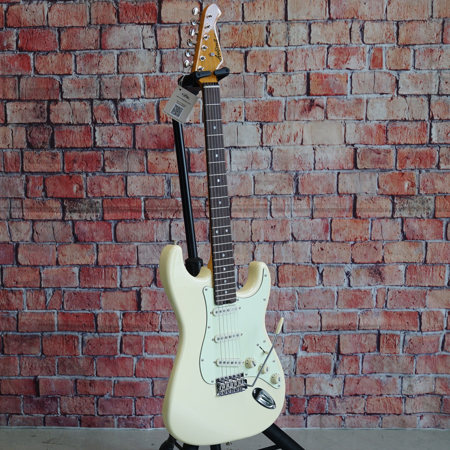 Aria STG-62 Modern Classic Stratocaster - Vintage White