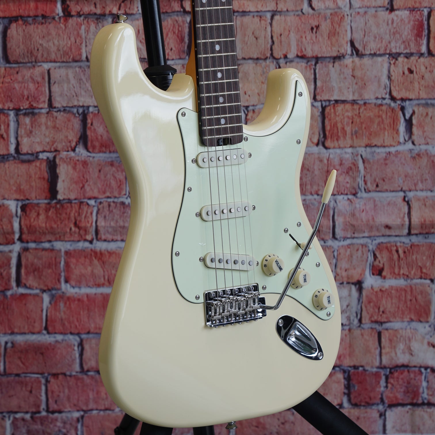 Aria STG-62 Modern Classic Stratocaster - Vintage White