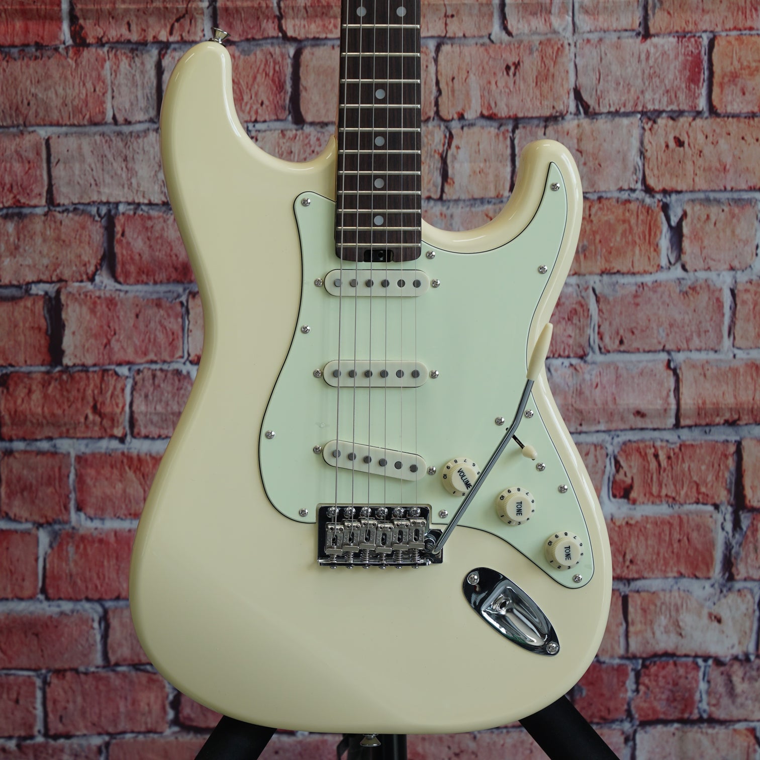 Aria STG-62 Modern Classic Stratocaster - Vintage White