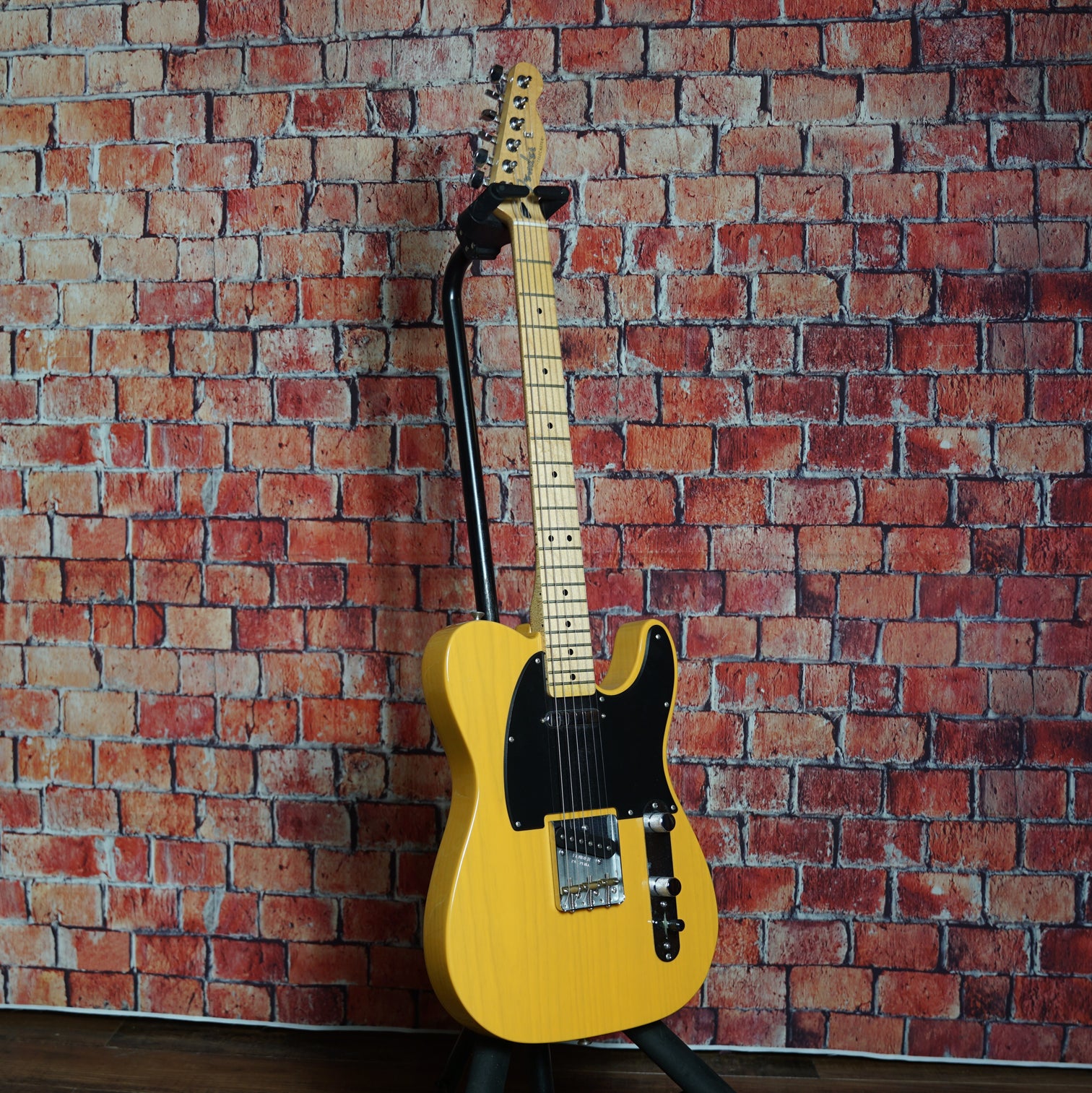Fender Special Edition Deluxe Ash Telecaster w/ Road Runner Hard Case