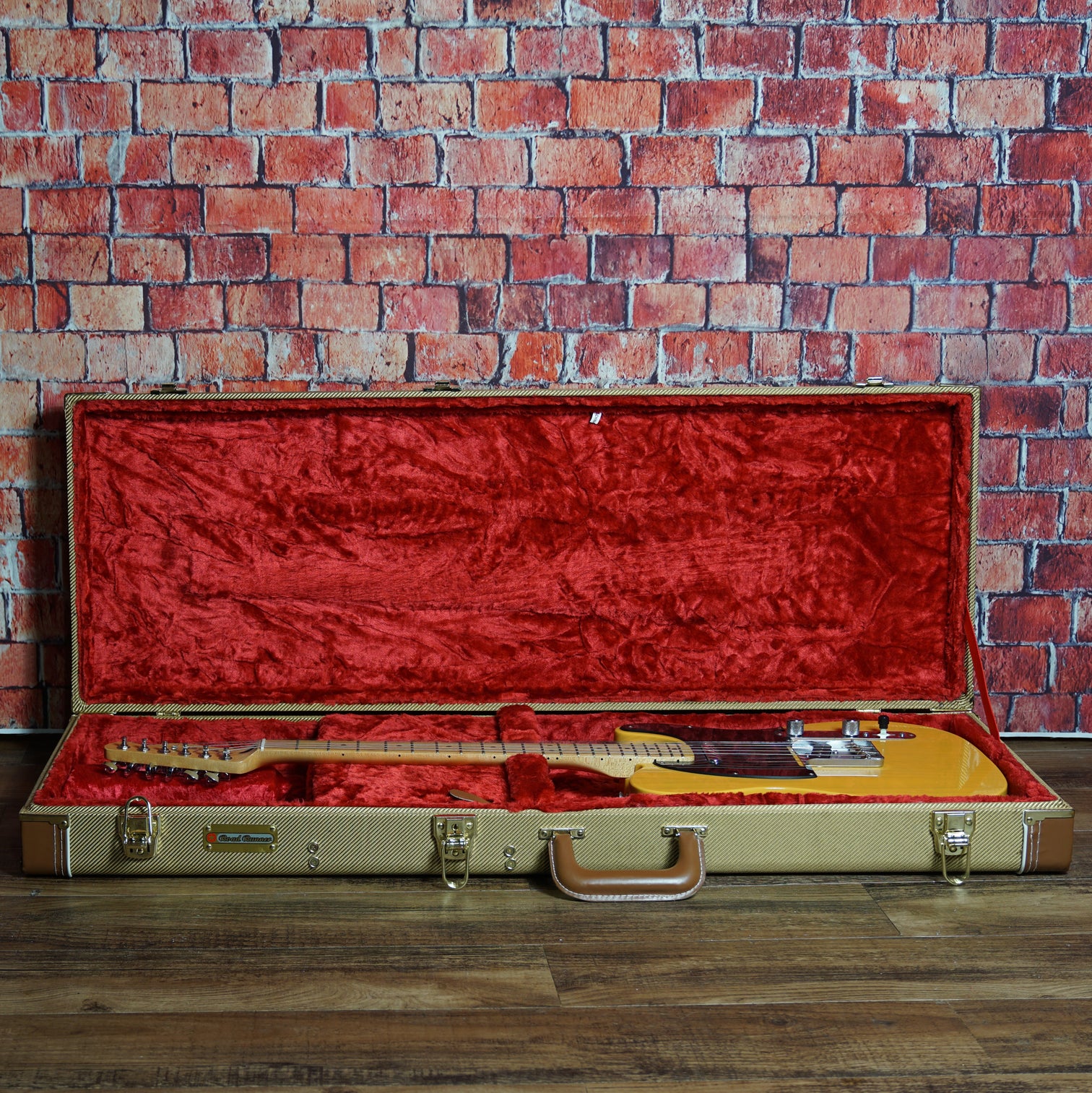 Fender Special Edition Deluxe Ash Telecaster w/ Road Runner Hard Case